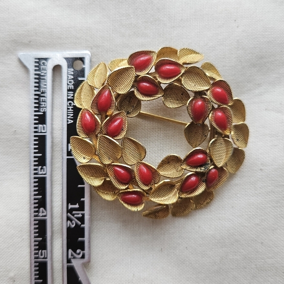 Vtg Austrian Gold Tone Red Lucite Wreath Brooch - Picture 6 of 7